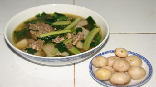 Canh cua rau rút khoai sọ: Canh cua rau rút khoai sọ là món ăn ngọt mát, nhiều đạm và đậm đà hương vị ngày hè.