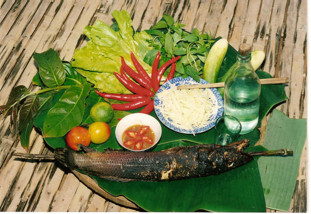Cá lóc nướng trui: Cá lóc nướng trui (ngon nhất là nướng với rơm), món ăn đã có từ ngày khai phá đất Phương Nam. Món ăn này có hương vị đậm đà và bổ sung được nhiều chất đạm cho cơ thể.