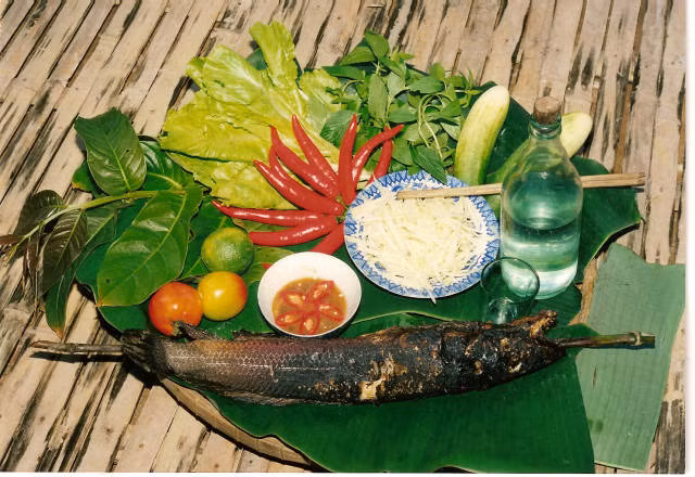 Cá lóc nướng trui: Cá lóc nướng trui (ngon nhất là nướng với rơm), món ăn đã có từ ngày khai phá đất Phương Nam. Món ăn này có hương vị đậm đà và bổ sung được nhiều chất đạm cho cơ thể.