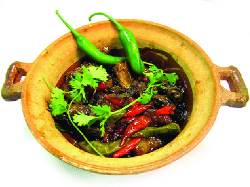 Cá bống kho tộ: Cá bống kho tộ yêu cầu thành phẩm con cá phải còn nguyên hình dạng, xương mềm nhưng thịt không nát. Miếng cá đậm đà vị mặn, ngọt và cay, thơm mùi giềng, không còn mùi tanh của cá. Đây là món ăn dân dã ở vùng thôn quê Việt Nam, món ăn này không chỉ ngon mà còn rất tốt cho sức khỏe vì nó bổ xung nhiều đạm và sắt.