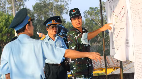 Từ phải qua: đại diện Sư đoàn không quân 370 trình bày với phó tư lệnh, tham mưu trưởng Quân chủng Phòng không không quân VN về buổi thực hành bay bắn, ném bom vào sáng 23-3 - - Ảnh: My Lăng