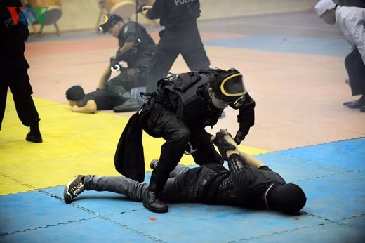 Trong tình huống giả định có khủng bố, các chiến sỹ công an sau hàng loạt tiếng súng đã khống chế gọn bọn tội phạm.