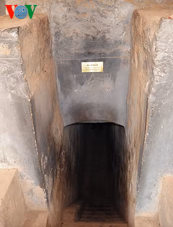 Không chỉ có các phòng giam nổi trên mặt đất, thực dân Pháp còn cho xây dựng hệ thống xà lim ngầm nằm sâu trong lòng đất