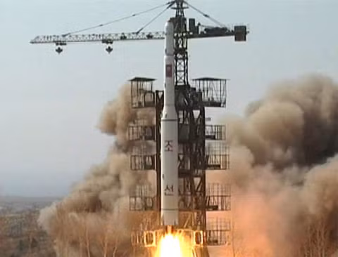 Một tên lửa của Triều Tiên đang được nâng dần khỏi bệ phóng tại Musudan-ri, phía đông bắc nước này, hôm 5/4/2009. Ảnh: AP Một tên lửa của Triều Tiên đang được nâng dần khỏi bệ phóng tại Musudan-ri, phía đông bắc nước này, hôm 5/4/2009. Ảnh: AP