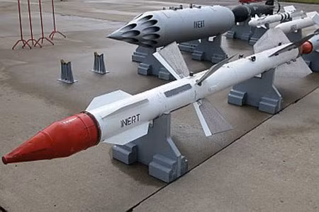 Tên lửa tầm trung R-27 của không quân Nga dược mệnh danh là “Sát thủ không đối không”, có thể mang một đầu đạn nặng 39 kg với tầm bắn hiệu quả nhất từ 1 đến 130 km, thậm chí các phiên bản mới có thể đạt 170 km