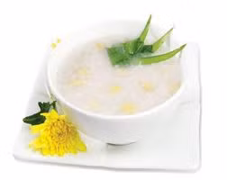 Cháo hoa cúc: Cháo hoa cúc có màu vàng đặc trưng, có thể giải độc cơ thể, trị nhức đầu, chóng mặt, mắt đỏ và giúp huyết áp ổn định. Ảnh: monngonvietnam Xem thêm: món ăn bổ tim/ món ăn cho người đau dạ dày/ những loại nấm tốt cho sức khỏe