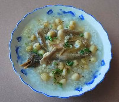Cháo chim sẻ. Tác dụng làm bổ can, bổ thận, bổ khí huyết, sinh tinh, chữa đái són, đái dầm, thận hư, đau các khớp. Ảnh: suckhoedoisong Xem thêm: món ăn bổ tim/ món ăn cho người đau dạ dày/ những loại nấm tốt cho sức khỏe