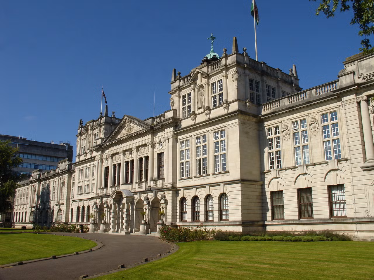 ĐH Cardiff được thành lập từ năm 1883, nằm ngay tại trung tâm của Thủ phủ xứ Wales, Anh Quốc, có tổng cộng 25 ngàn sinh viên đang học tập và nghiên cứu, trong đó có 5 ngàn sinh viên theo học chương trình thạc sĩ và tiến sĩ. Hiện nay số sinh viên nước ngoài theo học tại ĐH Cardiff chiếm 17%.