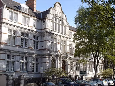 Đại học Cardiff là thành viên của tập đoàn uy tín Russell của các trường đại học Anh quốc và thu hút hơn 100 triệu bảng Anh cho đầu tư mỗi năm. Có 28 trường Đại Học thành viên nằm trong ĐH Cardiff. Theo đánh giá mới nhất về chất lượng nghiên cứu ở Anh quốc thể hiện rằng có 33 trong 34 lĩnh vực môn học đã được đánh giá đang làm cuộc nghiên cứu trong những khoá học độc đáo và quan trọng tầm cỡ thế giới. ĐH Cardiff hiện xếp thứ 7 trong tổng số 106 trường Đại Học ở Anh Quốc về chất lượng nghiên cứu.