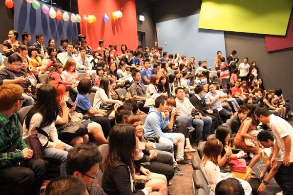 Buổi Welcome Party năm nay không chỉ mang đến những bài hát được chính các bạn SV Monash trình bày mà còn có những tiết mục văn nghệ của các thầy cô, giảng viên của trường Monash. Đặc biệt năm nay Welcome Party còn có sự tham gia, giao lưu của hội sinh viên khác ở Melbourne như VSUM, MOVSA cùng ban nhạc sinh viên nổi tiếng tại Melbourne - The Little Band. Buổi Welcome Party năm nay không chỉ mang đến những bài hát được chính các bạn SV Monash trình bày mà còn có những tiết mục văn nghệ của các thầy cô, giảng viên của trường Monash. Đặc biệt năm nay Welcome Party còn có sự tham gia, giao lưu của hội sinh viên khác ở Melbourne như VSUM, MOVSA cùng ban nhạc sinh viên nổi tiếng tại Melbourne - The Little Band.