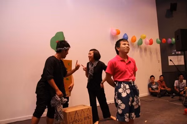 Một trong những yếu tố đặc sắc nhất của buổi tiệc chính là tiết mục kịch – được đạo diễn, biên tập và trình bày bởi những thành viên của MVISC. Bên cạnh đó là những trò chơi sinh viên vô cùng hào hứng đã tạo nên những tràn cười và vỗ tay không ngớt của các bạn tham dự. Một trong những yếu tố đặc sắc nhất của buổi tiệc chính là tiết mục kịch – được đạo diễn, biên tập và trình bày bởi những thành viên của MVISC. Bên cạnh đó là những trò chơi sinh viên vô cùng hào hứng đã tạo nên những tràn cười và vỗ tay không ngớt của các bạn tham dự.