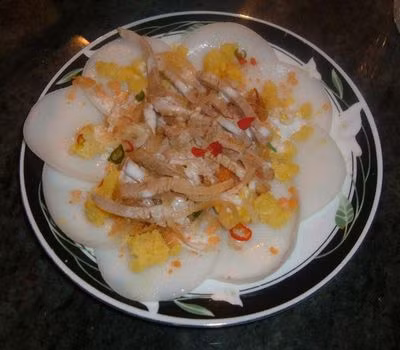 Bánh đúc: Bánh đúc là món ăn đã xuất hiện từ rất lâu trong cuộc sống hàng ngày của người dân Việt Nam. Bánh đúc ăn lành tính và rất mát khi thưởng thức vào mùa hè.
