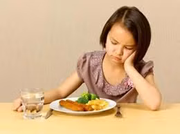 5. Ăn không đúng bữa: Ăn vặt nhiều quên bữa chính hay thời gian giữa các bữa ăn không cố định chính là nguyên nhân gây viêm loét dạ dày. Đến một giờ cố định, dạ dày theo thói quen sẽ tiết axit để tiêu hóa thức ăn. Nếu không bổ sung thức ăn kịp thời, lượng axit sản sinh sẽ “phản lại” chính chủ nhân của mình, từ đó gây ra căn bệnh viêm loét dạ dày thường gặp. 5. Ăn không đúng bữa: Ăn vặt nhiều quên bữa chính hay thời gian giữa các bữa ăn không cố định chính là nguyên nhân gây viêm loét dạ dày. Đến một giờ cố định, dạ dày theo thói quen sẽ tiết axit để tiêu hóa thức ăn. Nếu không bổ sung thức ăn kịp thời, lượng axit sản sinh sẽ “phản lại” chính chủ nhân của mình, từ đó gây ra căn bệnh viêm loét dạ dày thường gặp.