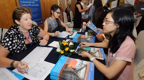 Bạn trẻ tìm hiểu thông tin du học tại một ngày hội tư vấn du học tổ chức ở TP.HCM ngày 3-3-2012 - Ảnh: Minh Đức