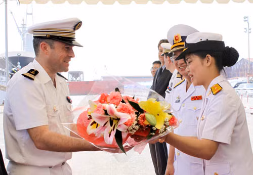 Chuyến thăm của tàu Hải quân Pháp góp phần củng cố và tăng cường mối quan hệ hữu nghị giữa Việt Nam và Pháp nói chung và quân đội hai nước nói riêng, phù hợp với chủ trương xây dựng quan hệ đối tác tin cậy trong thế kỷ 21 đã được lãnh đạo cấp cao hai nước thỏa thuận. Ảnh: Vui vẻ nhận lãng hoa từ nữ chiến sĩ hải quân Việt Nam Chuyến thăm của tàu Hải quân Pháp góp phần củng cố và tăng cường mối quan hệ hữu nghị giữa Việt Nam và Pháp nói chung và quân đội hai nước nói riêng, phù hợp với chủ trương xây dựng quan hệ đối tác tin cậy trong thế kỷ 21 đã được lãnh đạo cấp cao hai nước thỏa thuận. Ảnh: Vui vẻ nhận lãng hoa từ nữ chiến sĩ hải quân Việt Nam