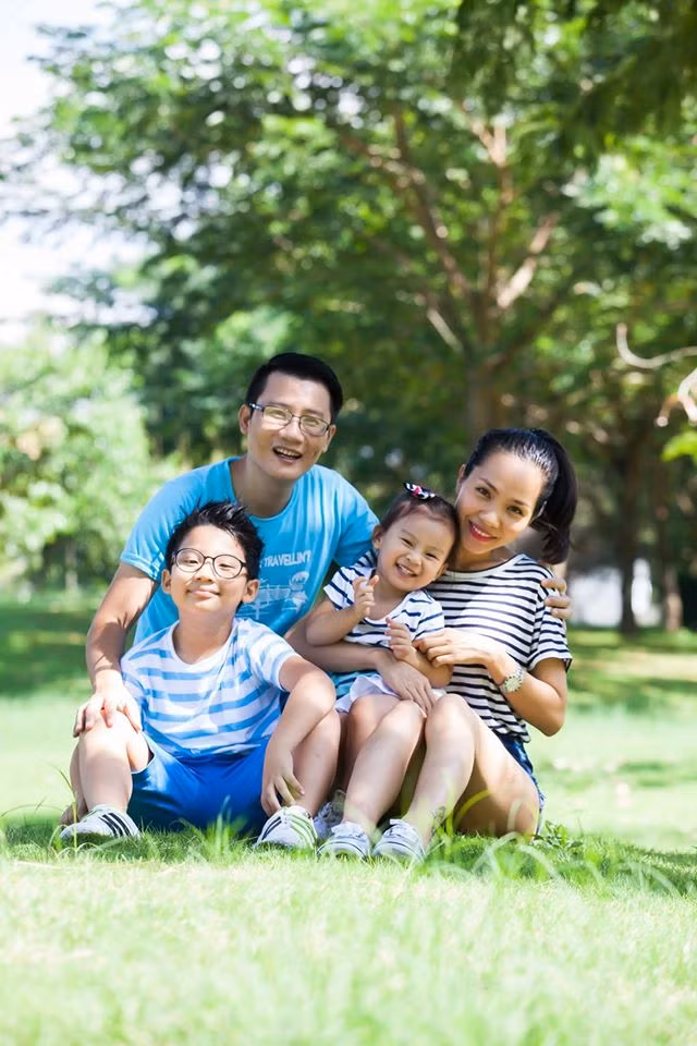 Gia đình hạnh phúc của nam ca sĩ "Chuyện chàng cô đơn" Gia đình hạnh phúc của nam ca sĩ "Chuyện chàng cô đơn"