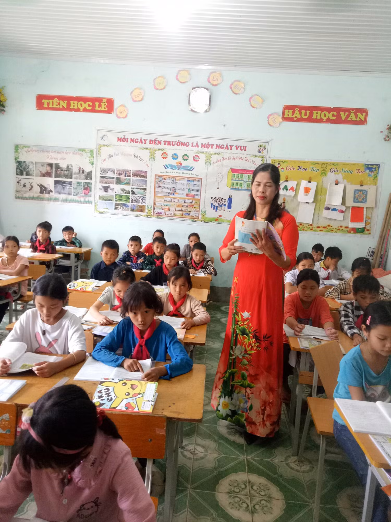 Cô Vũ Thị Ý cho hay, để vận động được các em học sinh đến trường là một chặng đường đầy gian nan. (Ảnh: NVCC)