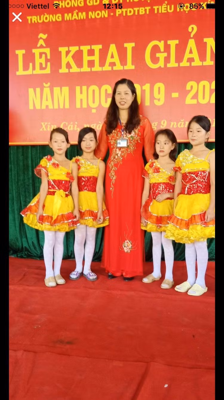 Cô Ý chụp ảnh cùng học sinh trong buổi khai giảng năm học. (Ảnh: NVCC)