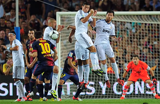 Messi trổ tài sút phạt.
