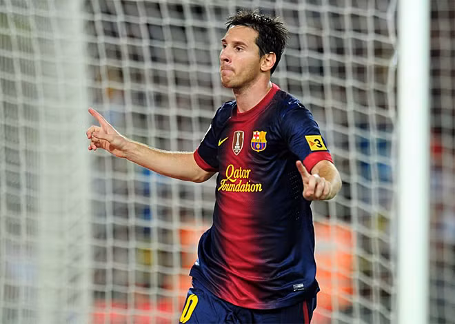 Messi lại sút tung lưới Casillas.