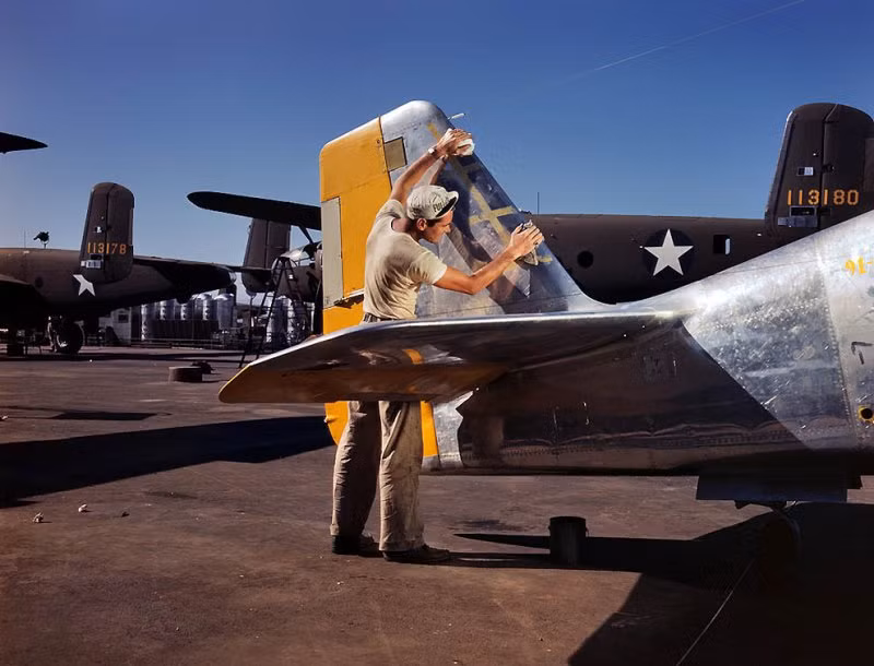 Sơn máy bay P-51 Mustang tại một nhà máy của công ty hàng không Bắc Mỹ tại Inglewood, California, 1942.