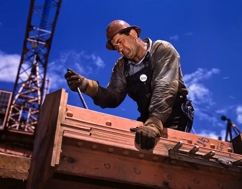 1942. Một công nhân làm việc tại Tennessee Valley Authority (TVA), một tập đoàn của chính phủ liên bang Hoa Kỳ được thành lập bởi Quốc hội vào tháng 5 năm 1933.