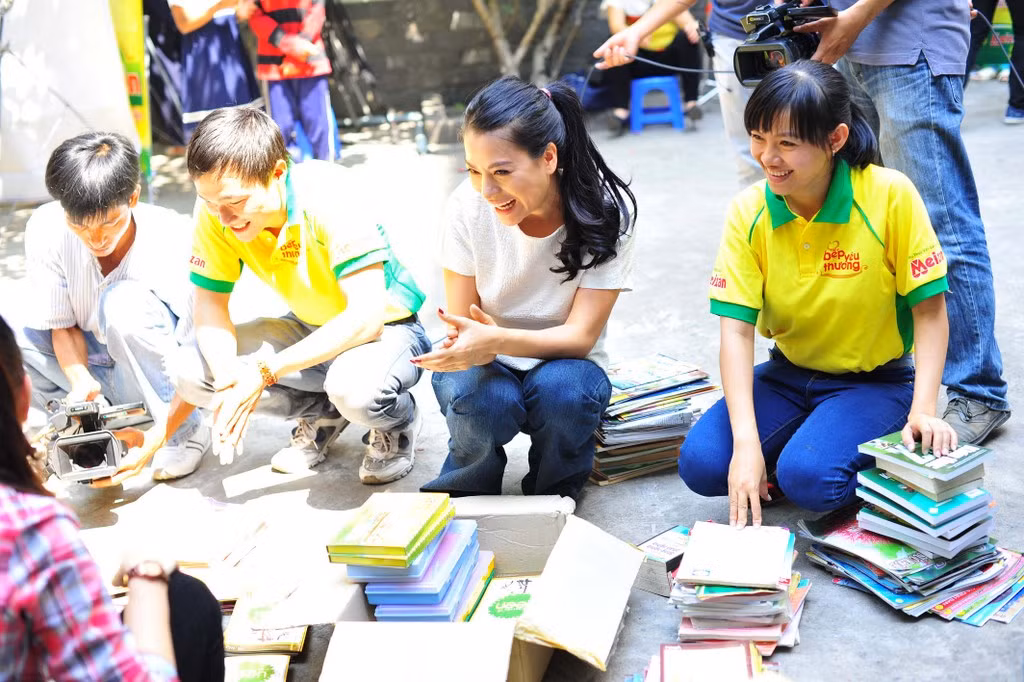 Mở cửa từ ngày 7/5/2013 đến nay, khách đến với quán tăng từng ngày. Không chỉ bán cơm với giá 2000đ/phần, quán còn có một quầy sách giá 2000đ, một sạp báo đọc tại chỗ và quần áo cũng đồng giá 2000đ. Mở cửa từ ngày 7/5/2013 đến nay, khách đến với quán tăng từng ngày. Không chỉ bán cơm với giá 2000đ/phần, quán còn có một quầy sách giá 2000đ, một sạp báo đọc tại chỗ và quần áo cũng đồng giá 2000đ.