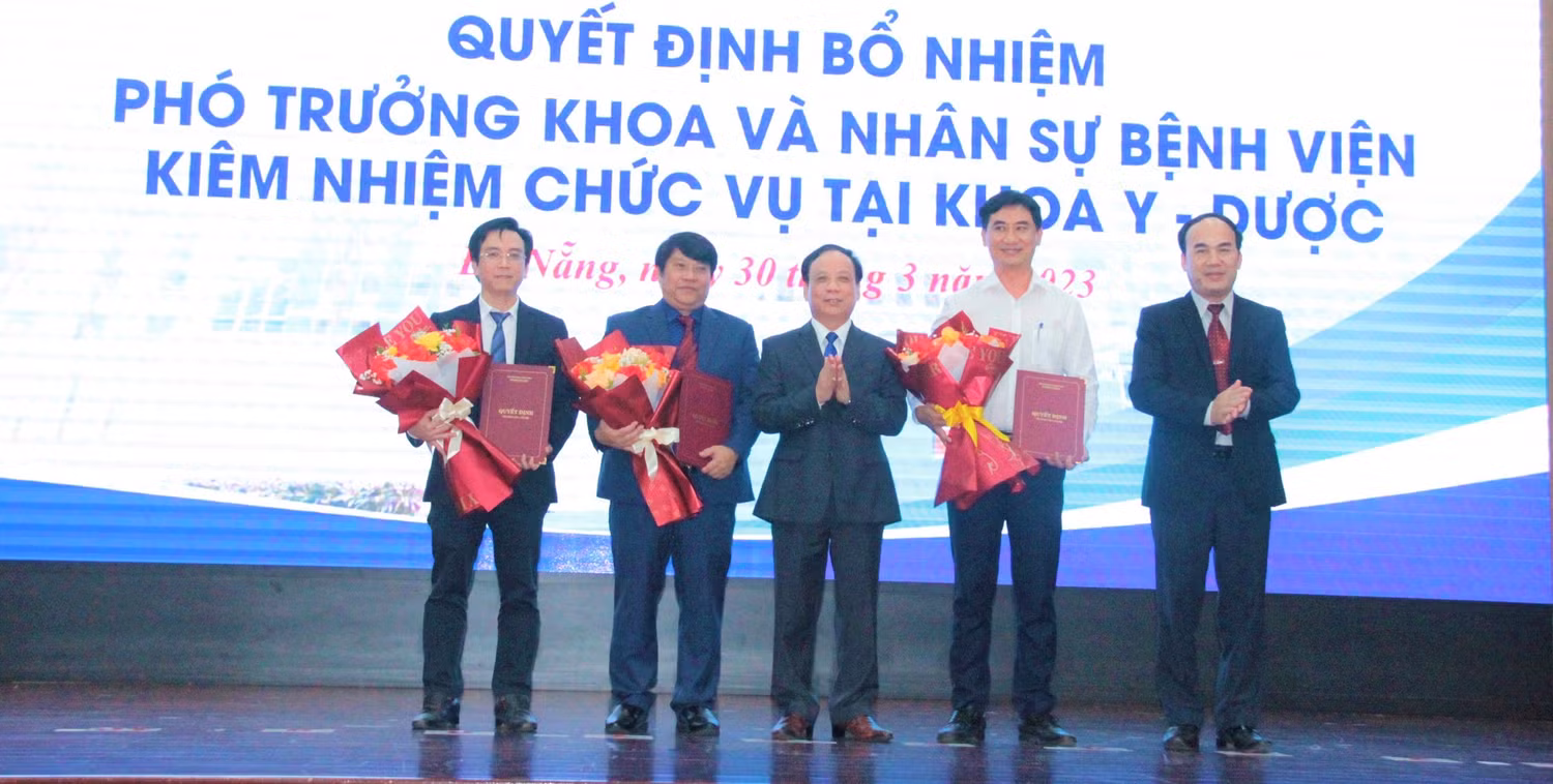 Nhiều lãnh đạo các bệnh viện lớn ở Đà Nẵng tham gia quản lý, giảng dạy tại Khoa Y - Dược Đại học Đà Nẵng. Ảnh: AN Nhiều lãnh đạo các bệnh viện lớn ở Đà Nẵng tham gia quản lý, giảng dạy tại Khoa Y - Dược Đại học Đà Nẵng. Ảnh: AN