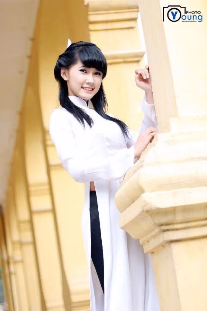 Bóng hồng Đào Phương Thảo ấn tượng với hình ảnh mái tóc dài, cặp lửng sau lưng, dáng hình mảnh mai, thon thả trong chiếc áo dài trắng tinh khôi.