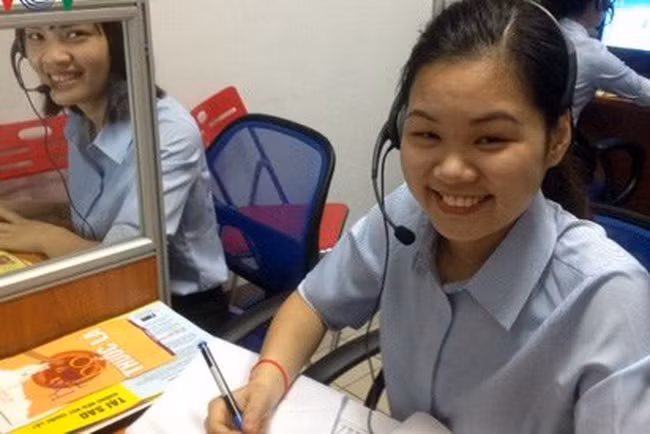 Tư vấn viên tư vấn qua điện thoại về cách từ bỏ thuốc lá. (Ảnh: VOV)