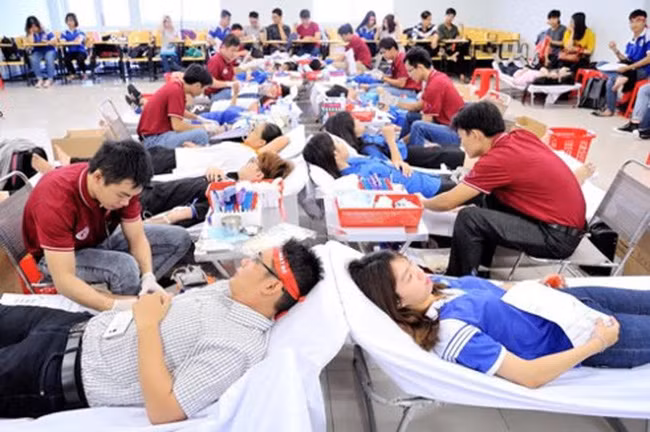 Hiến máu cũng là một biện pháp giúp đỡ cho những người không may bị mắc bệnh tan máu bẩm sinh. Hiến máu cũng là một biện pháp giúp đỡ cho những người không may bị mắc bệnh tan máu bẩm sinh.
