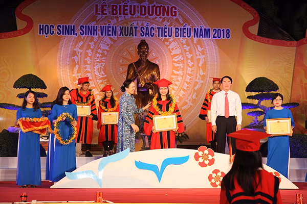 Lãnh đạo thành phố Hải Phòng trao bằng khen tặng các học sinh, sinh viên tiêu biểu xuất sắc năm 2018 (Ảnh: CTV) Lãnh đạo thành phố Hải Phòng trao bằng khen tặng các học sinh, sinh viên tiêu biểu xuất sắc năm 2018 (Ảnh: CTV)