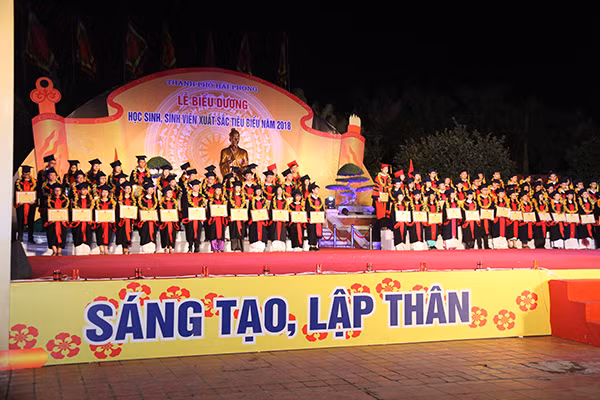 Hải Phòng chi 940 triệu đồng khen thưởng 94 học sinh, sinh viên tiêu biểu xuất sắc năm 2018 (Ảnh: CTV) Hải Phòng chi 940 triệu đồng khen thưởng 94 học sinh, sinh viên tiêu biểu xuất sắc năm 2018 (Ảnh: CTV)