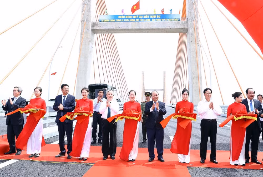 Thủ tướng Nguyễn Xuân Phúc cùng các đại biểu cắt băng khánh thành, phát lệnh thông xe tuyến đường cao tốc Hạ Long - Hải Phòng và cầu Bạch Đằng (Ảnh: TTXVN) Thủ tướng Nguyễn Xuân Phúc cùng các đại biểu cắt băng khánh thành, phát lệnh thông xe tuyến đường cao tốc Hạ Long - Hải Phòng và cầu Bạch Đằng (Ảnh: TTXVN)
