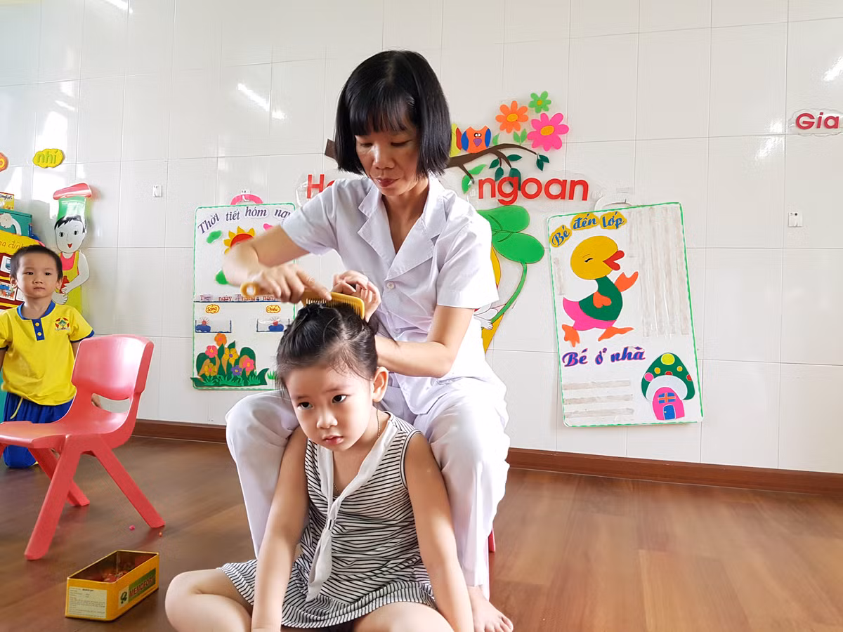 Cô Vi luôn chăm sóc từng miếng ăn, giấc ngủ cho trẻ. (Ảnh: Lã Tiến) Cô Vi luôn chăm sóc từng miếng ăn, giấc ngủ cho trẻ. (Ảnh: Lã Tiến)