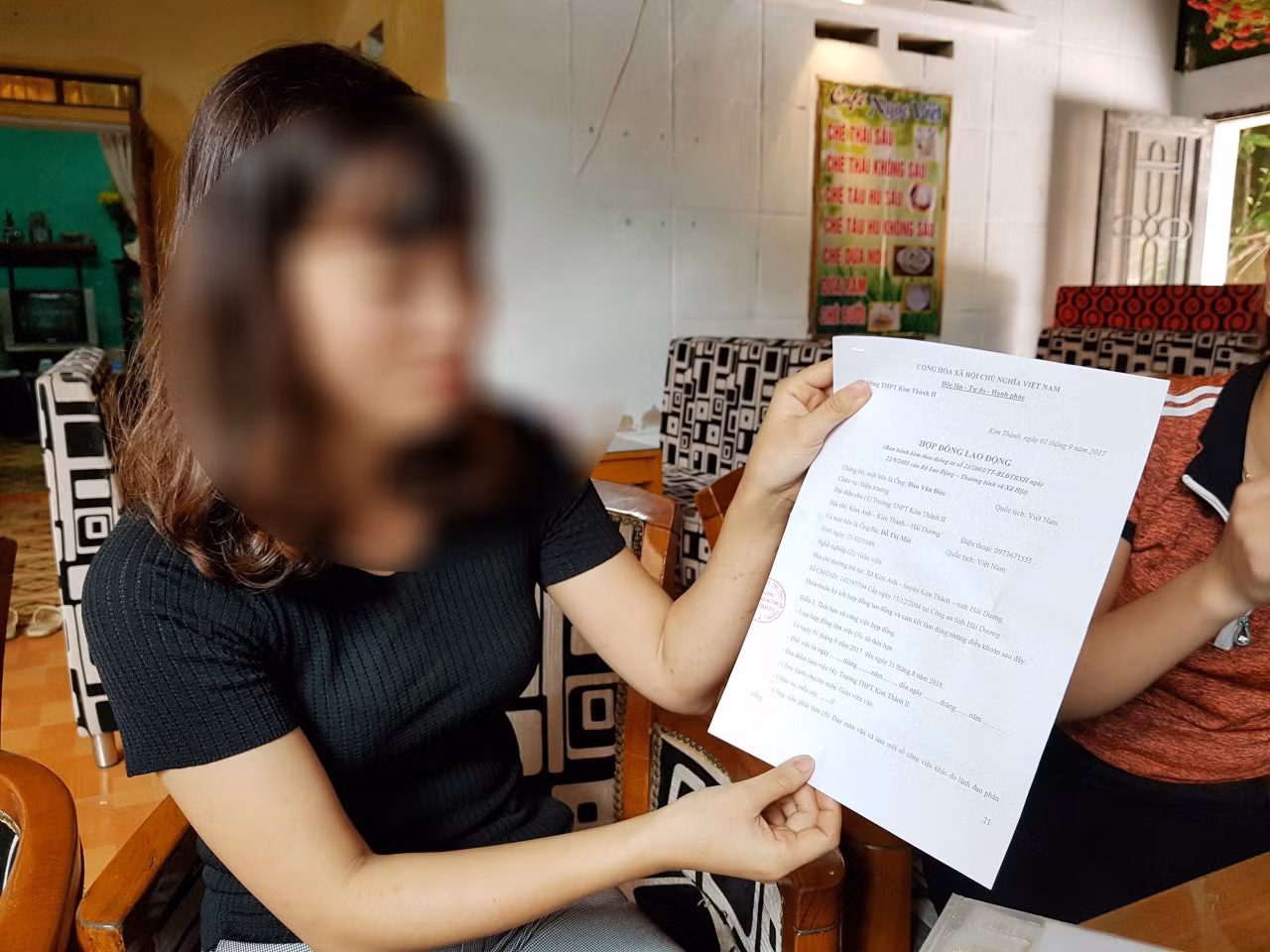 Chị Đ.T.M (giáo viên ở huyện Kim Thành, Hải Dương) với bản hợp đồng lao động trên tay, đang lo lắng về tương lai của mình. (Ảnh: Lã Tiến)