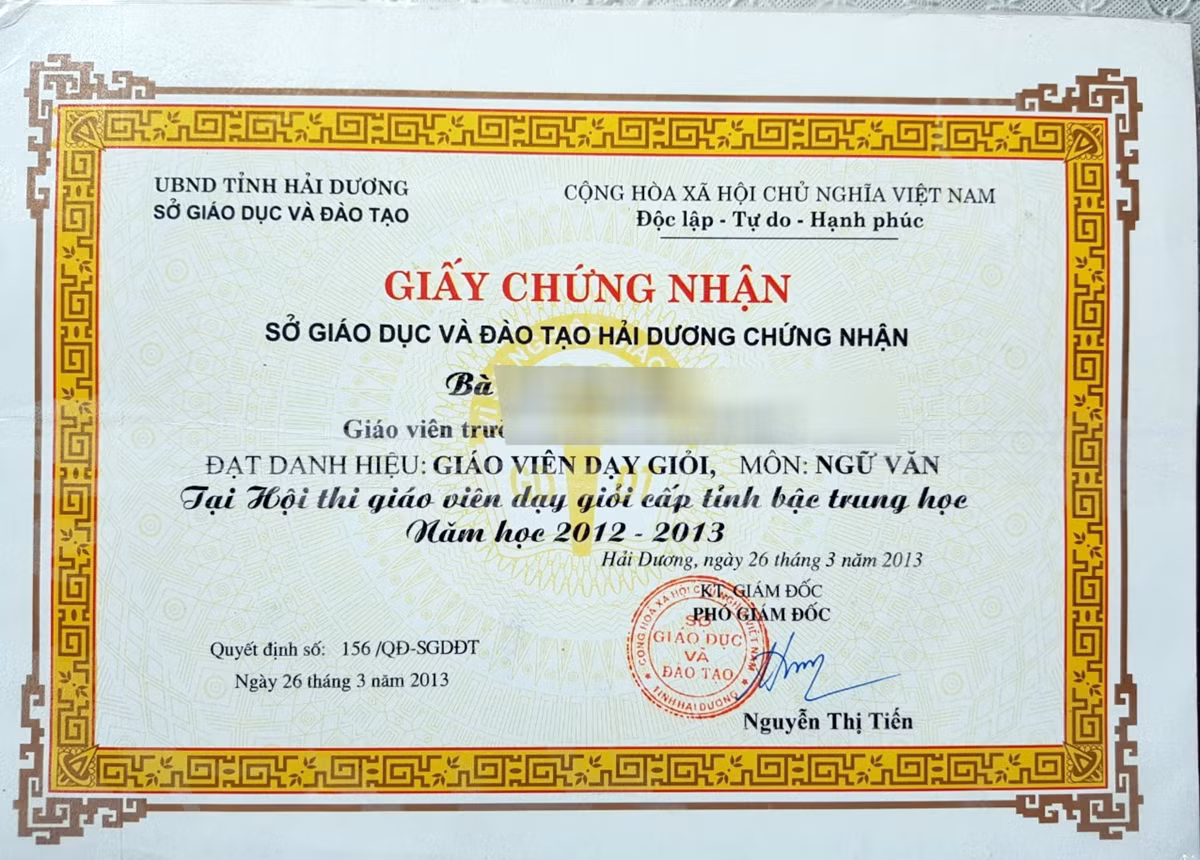Chị Đ.T.M được Sở Giáo dục và Đào tạo Hải Dương cấp giấy chứng nhận giáo viên dạy giỏi (Ảnh: Lã Tiến)