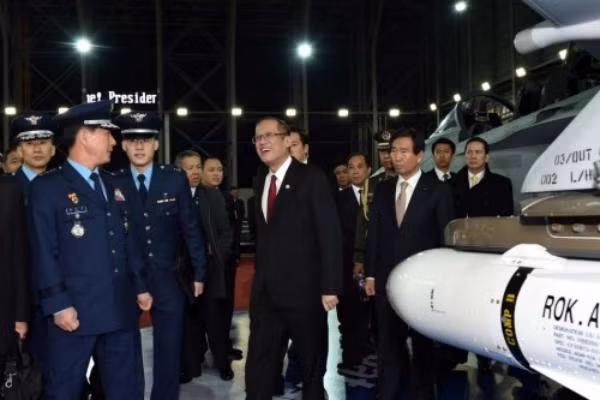 Tổng thống Philippines Benigno Aquino tham quan máy bay chiến đấu FA-50 Hàn Quốc (nguồn mạng sina Trung Quốc) Tổng thống Philippines Benigno Aquino tham quan máy bay chiến đấu FA-50 Hàn Quốc (nguồn mạng sina Trung Quốc)
