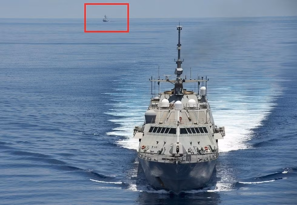 Tàu tuần duyên USS Fort Worth Hải quân Mỹ hoạt động ở vùng biển gần quần đảo Trường Sa của Việt Nam, bị tàu hộ vệ tên lửa Diêm Thành Type 054A của Hải quân Trung Quốc bám đuôi. Tàu tuần duyên USS Fort Worth Hải quân Mỹ hoạt động ở vùng biển gần quần đảo Trường Sa của Việt Nam, bị tàu hộ vệ tên lửa Diêm Thành Type 054A của Hải quân Trung Quốc bám đuôi.