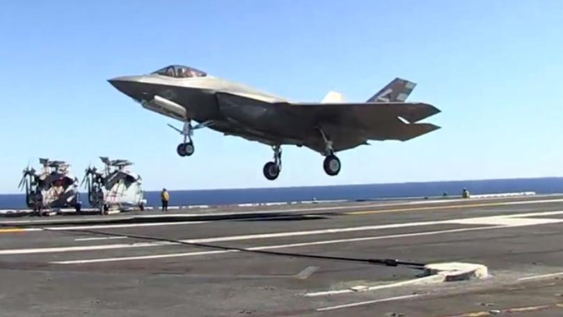Máy bay chiến đấu F-35C hạ cánh trên tàu sân bay lớp Nimitz