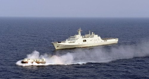 Tàu đổ bộ cỡ lớn Tỉnh Cương Sơn Type 071 và tàu đệm khí Type 726 Hạm đội Nam Hải, Hải quân Trung Quốc trong một cuộc diễn tập đổ bộ đánh chiếm đảo Tàu đổ bộ cỡ lớn Tỉnh Cương Sơn Type 071 và tàu đệm khí Type 726 Hạm đội Nam Hải, Hải quân Trung Quốc trong một cuộc diễn tập đổ bộ đánh chiếm đảo