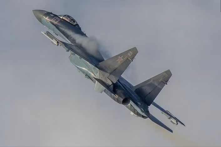 Máy bay chiến đấu Su-35S bay biểu diễn ở Triển lãm hàng không Moscow năm 2015 Máy bay chiến đấu Su-35S bay biểu diễn ở Triển lãm hàng không Moscow năm 2015