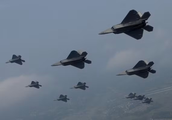 Cụm máy bay chiến đấu tàng hình F-22 Raptor Không quân Mỹ Cụm máy bay chiến đấu tàng hình F-22 Raptor Không quân Mỹ
