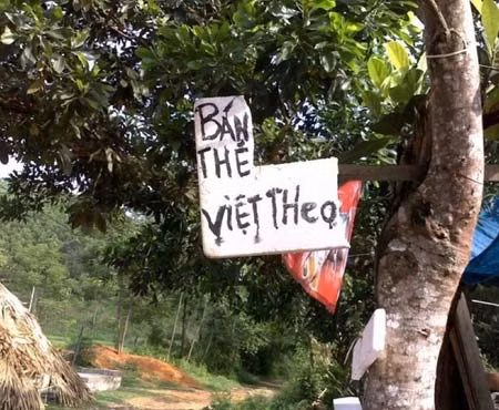 Bán thẻ điện thoại.