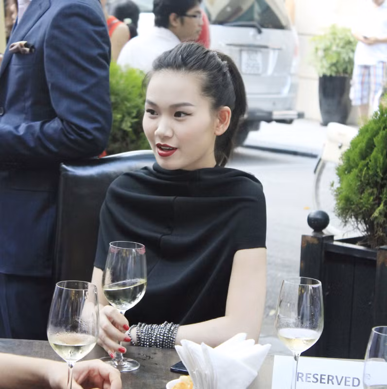 Cô nổi bật với 'cây đen'.