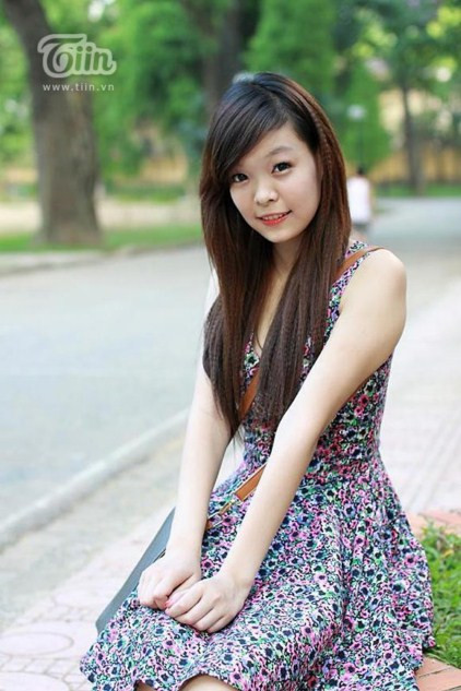 Dương Băng Châu được biết đến trước đây khi nằm trong Top 15 Duyên dáng Hà Thành. >>Hotgirl ĐH Mỹ thuật Công nghiệp tuyệt xinh trong váy cô dâu >>Những nữ sinh diện áo dài đẹp hơn Hoa hậu Mai Phương Thúy (P23) >>Vẻ đẹp sexy của thiếu nữ thành Vinh >>Cư dân mạng "chao đảo" vì teenmodel Thảo Hương
