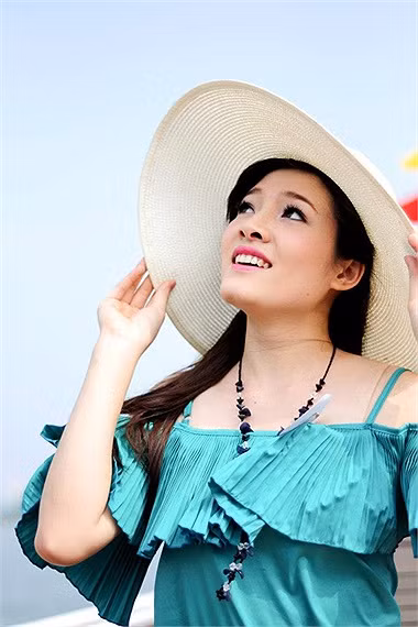Trong những bộ váy nhẹ nhàng nhưng không kém phần cá tính, những cô gái trường ĐH Phương Đông trở nên đầy quyến rũ trong cảnh sắc tươi đẹp nơi bãi biển Hạ Long. <<HOTGIRL HỌC V IỆN BÁO CHÍ ĐẸP RẠNG NGỜI TRONG SẮC THU <<NỮ SINH ĐH PHƯƠNG ĐÔNG THƯỚT THA ÁO DÀI <<NGẨN NGƠ TRƯỚC STYLE DỄ THƯƠNG CỦA HƯƠNG ZINNIE <<HOTGIRL THANH THỦY ƯỚC MƠ LÀM CÔ GIÁO <<NÉT HỒN NHIÊN TINH NGHỊCH CỦA NỮ DIỄN VIÊN NHÍ HÀ ANH