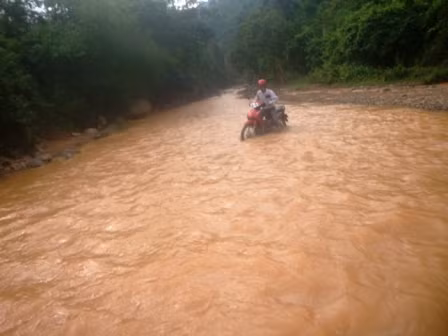 Mùa mưa, gần như bà con nơi đây bị cô lập hoàn toàn. Mùa mưa, gần như bà con nơi đây bị cô lập hoàn toàn.