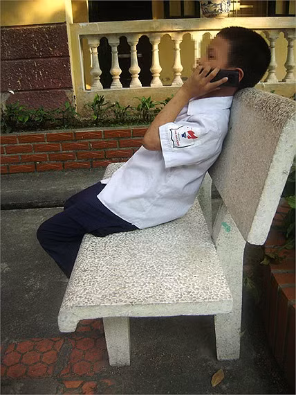 Nghe điện thoại trong những khoảng thời gian dài không tốt cho sức khỏe của trẻ nhỏ. >> Thầy giáo trẻ đẹp "gây sốt" cộng đồng mạng >> Chùm ảnh: Những nỗi khổ của học sinh Việt Nam (P2) >>Ngẩn ngơ trước vẻ đẹp thánh thiện của hotgirl Ngọc Hiền
