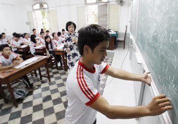 Một giờ học tăng tiết môn Lý của học sinh Trường THPT Marie Curie. Một giờ học tăng tiết môn Lý của học sinh Trường THPT Marie Curie.